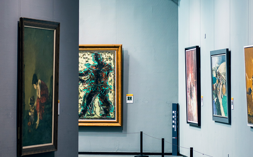 Quels sont les avantages d'installer une cimaise tableau invisible ?