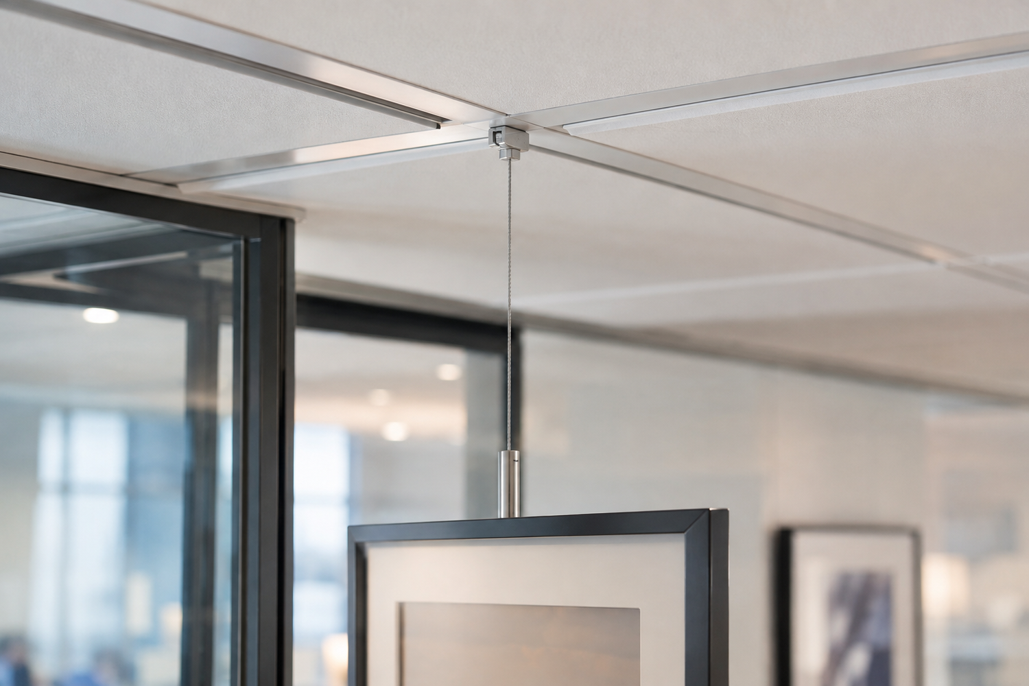 Comment accrocher un tableau à un faux plafond sans le percer ?