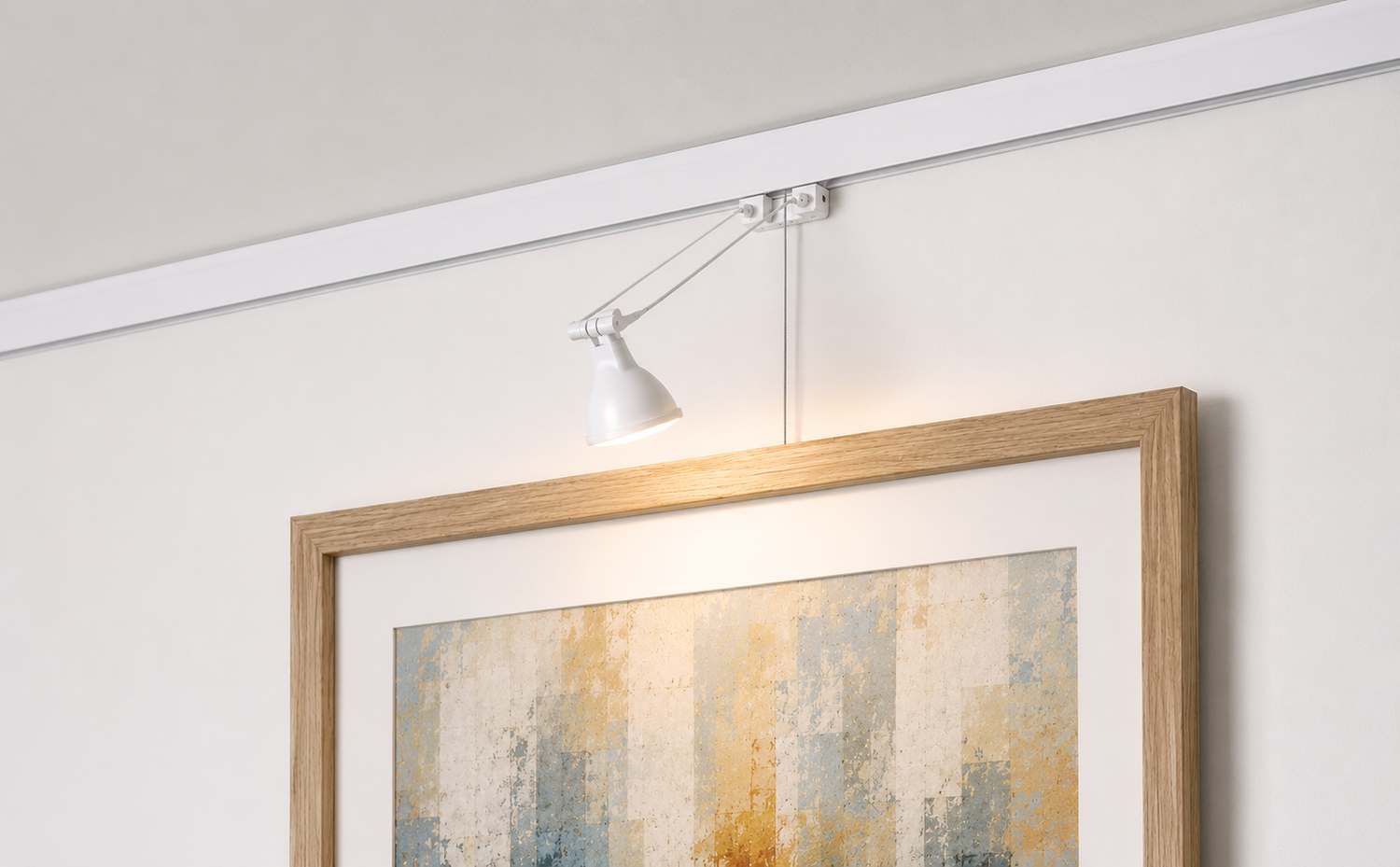 Cimaise éclairante avec spot LED orientable mettant en valeur un tableau encadré dans un intérieur contemporain